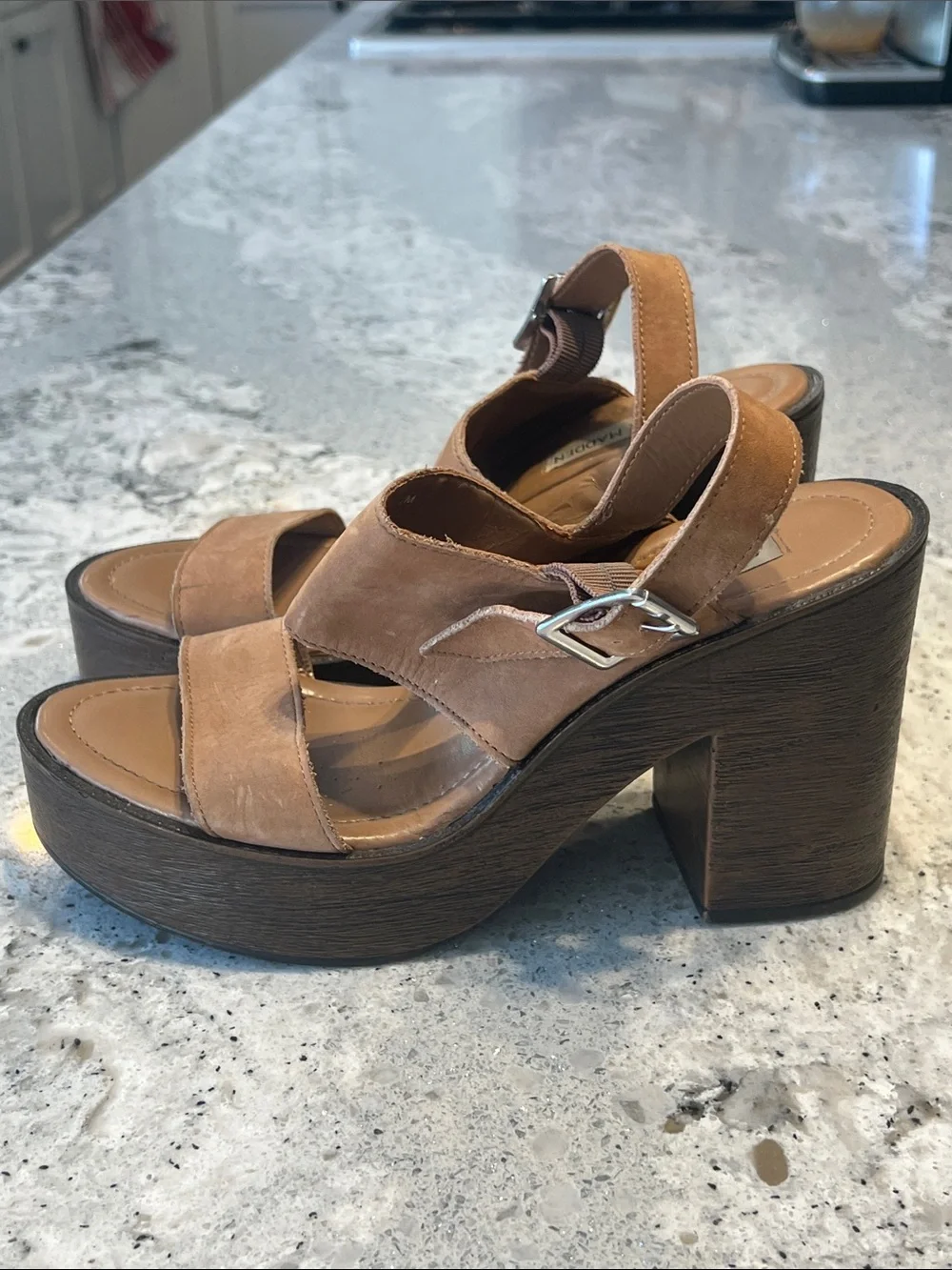 Steve Madden Rylee Camel Faux Leather Platform Sandals Size 7 EUC